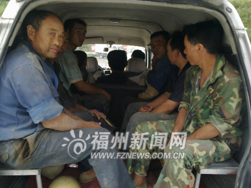 连江高速上有不少“伪客车”　货车后车厢塞27人