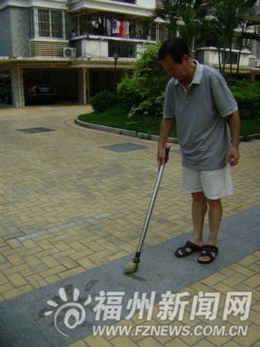 康城小区有个“地书达人”　用棍在地上挥毫泼墨