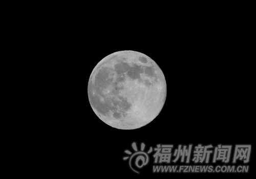 中秋榕城市民通过望远镜赏月　月华笼罩如梦似幻