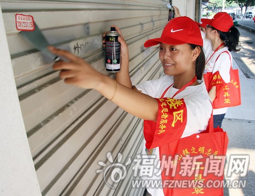 志愿者活跃在大街小巷　服务让城市更美丽更文明