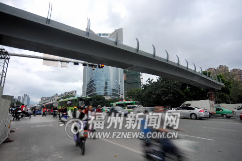 白马河工业路天桥完成主桥搭设　全桥下月可建成