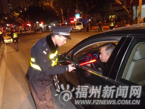 警方测酒驾用上新测试仪 1秒内就能作出初步判断