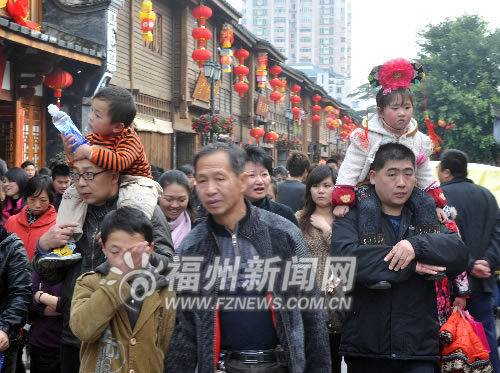 榕市民挤爆三坊七巷　难得好天气抓住“年尾巴”