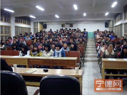 Pingnan Security Bureau lectures students on dangers of drugs