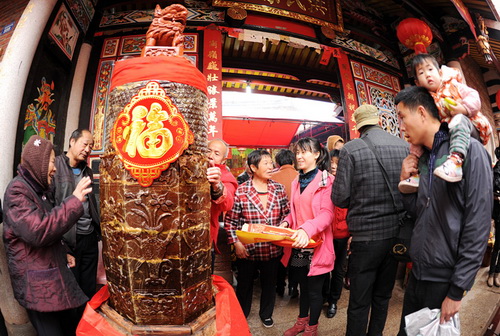 Locals make giant rice cakes for festival in Xiamen