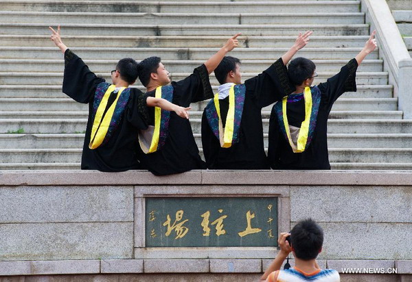 Graduates pose for photo at Xiamen University