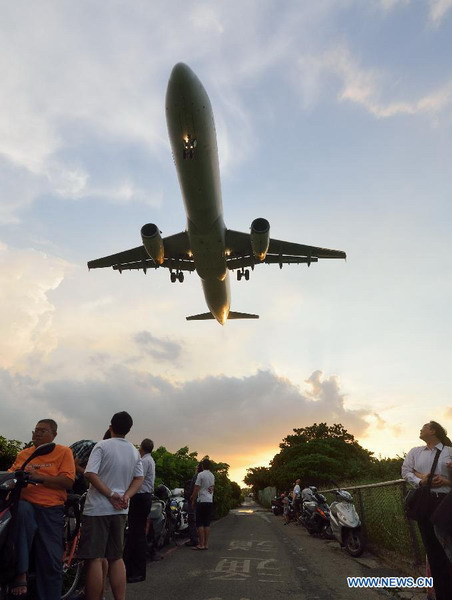 People enjoy sight of landing airplanes in Taipei