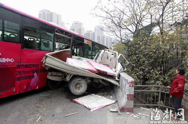 Bus-truck crash leaves 8 injured in Fuzhou