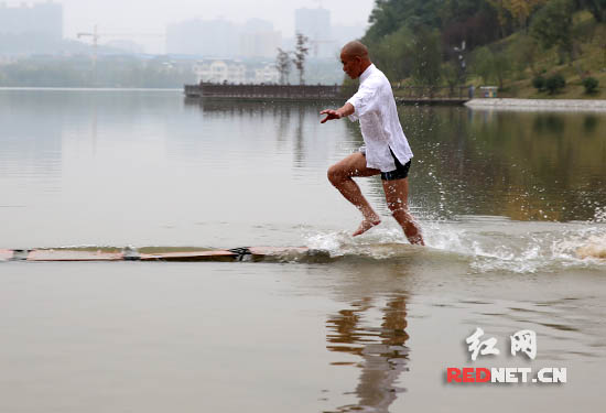 Monk makes record by darting on water