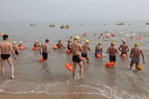 1,000 swimmers brave the cold for Cross-Strait Winter Swimming event