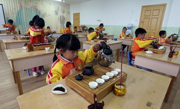 Wuyishan teaches toddlers about tea