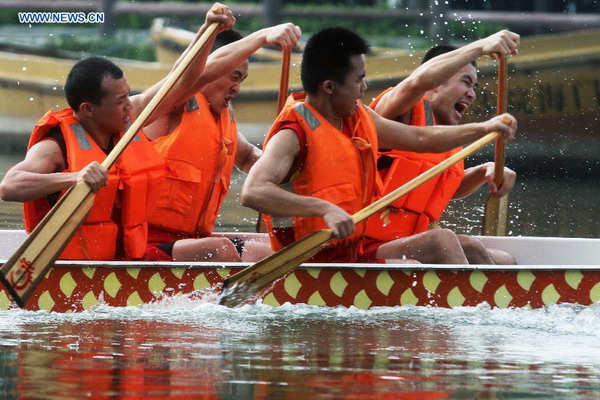 Dragon boat race held to mark Duanwu Festival