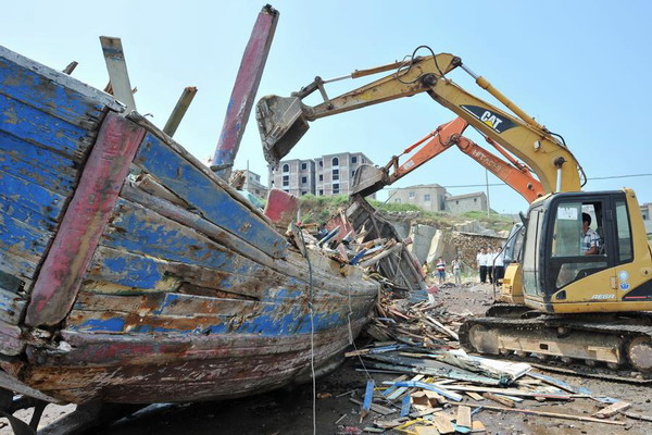 Fujian dismantles illegal red coral-mining ships