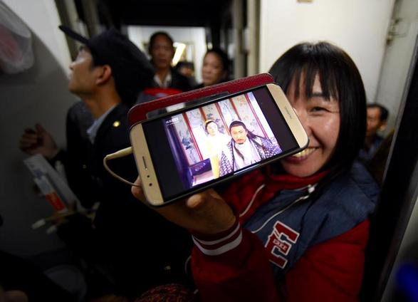 Migrant workers head home by train K4186 for family reunion