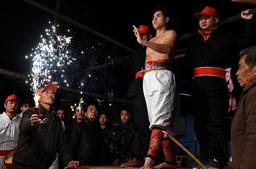 Swallowing fireworks,fiery New Year tradition in Fujian