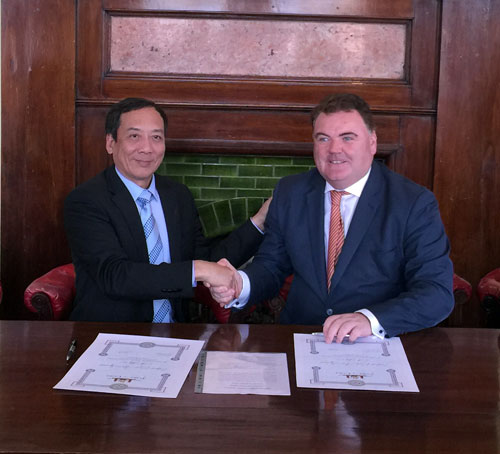 Xiamen, Ireland's Cork sign sister port agreement