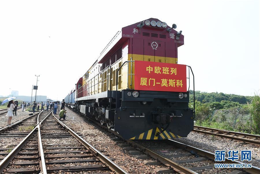 Xiamen connects to world through land and sea