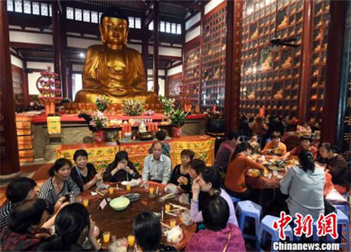 Fuhzou temple hosts banquet for visitors