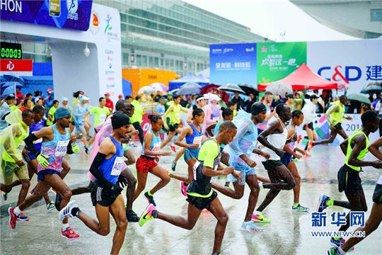 Runners brave rain at Xiamen marathon