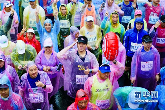 Runners brave rain at Xiamen marathon