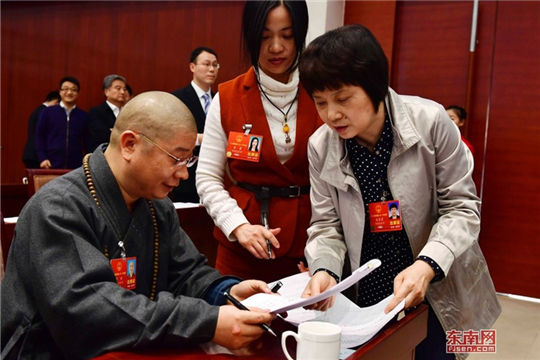 In pics: Fujian deputies to NPC prepare proposals and suggestions