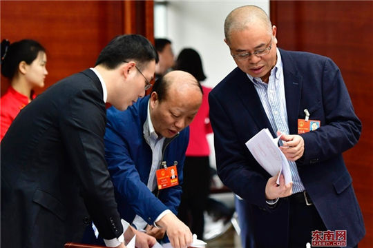 In pics: Fujian deputies to NPC prepare proposals and suggestions