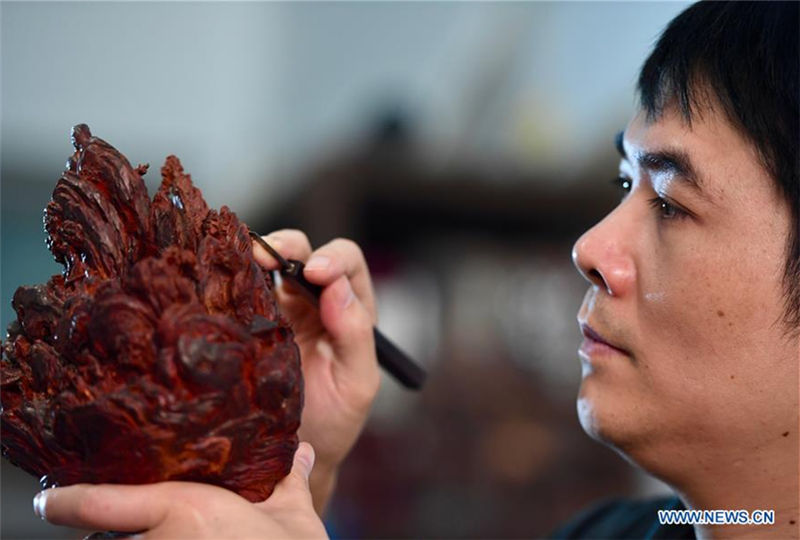 Couple promotes Putian wood carving in Fujian