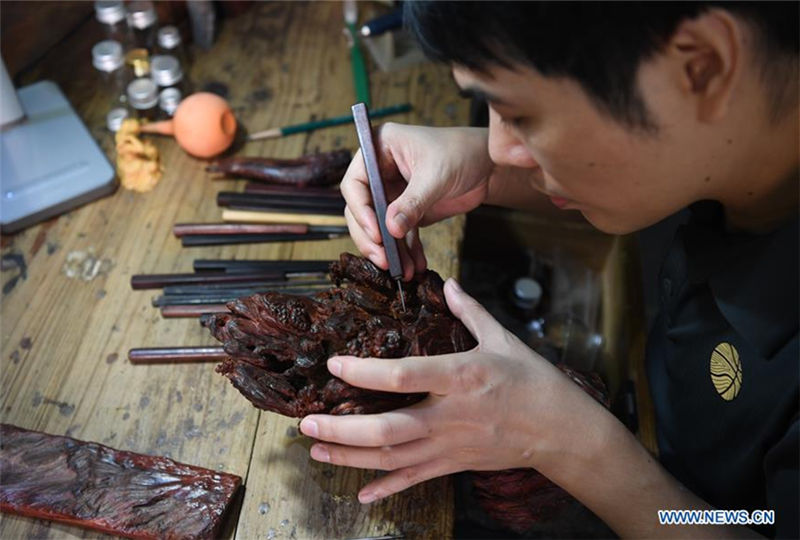 Couple promotes Putian wood carving in Fujian