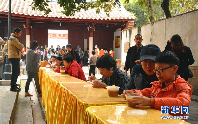 Quanzhou temple serves Laba porridge for public