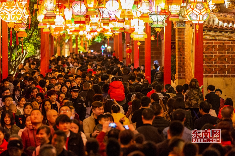Festive lanterns sets dazzle visitors in Jinjiang