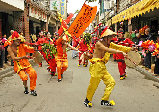 Thousands celebrate Dragon Boat Festival in Jinjiang