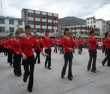 Pingnan hosts square dancing competition
