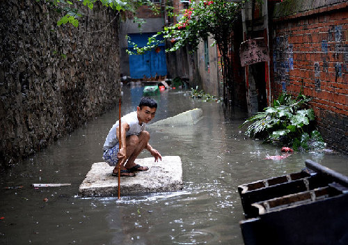 Rainstorms lash S China, affecting 1 million
