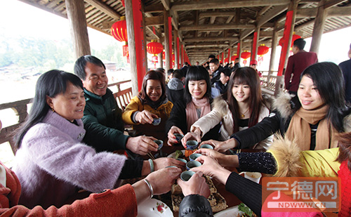 Pingnan villagers welcome New Year together on bridge