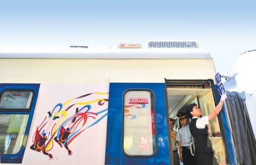 Y667 train facilitates Dunhuang visitors