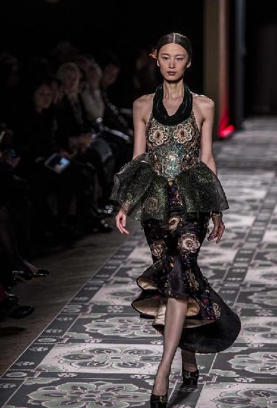 Chinese <EM>Dun Huang</EM> design hit Paris fashion week