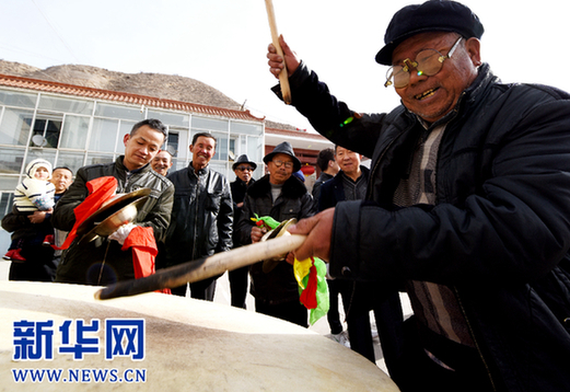 Folk performance for police in Lanzhou city