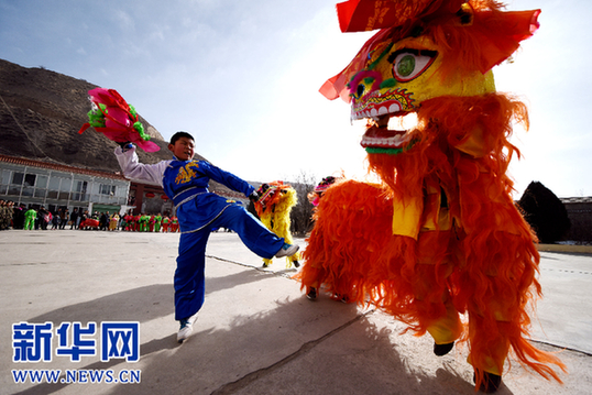 Folk performance for police in Lanzhou city
