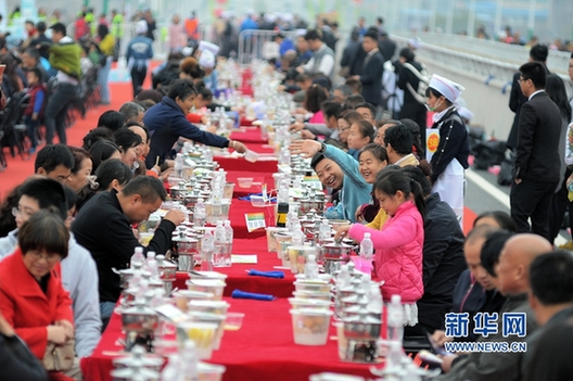1,000 people eat hotpot on Yellow River Bridge