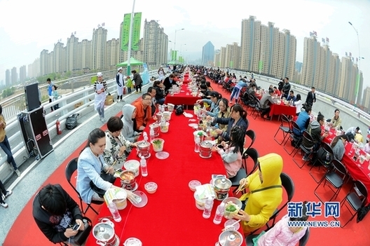 1,000 people eat hotpot on Yellow River Bridge