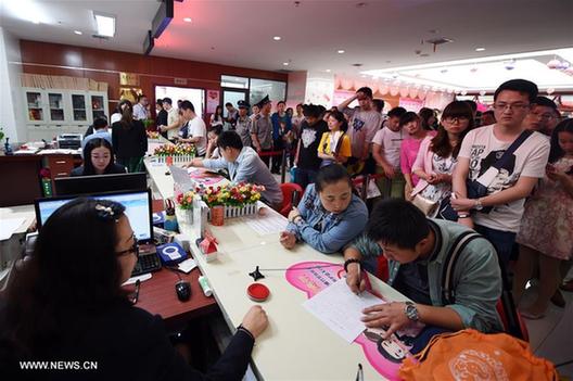 China's newlyweds queue to register for marriage on May 20