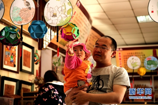 Locals admire Gansu artwork over the Dragon Boat Festival