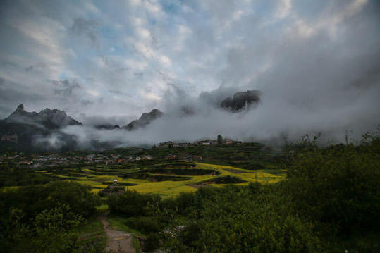 Fog shrouds mountains in Zhagana
