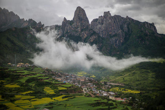 Fog shrouds mountains in Zhagana