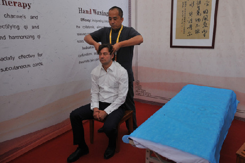 Expo guests experience traditional Chinese medicine