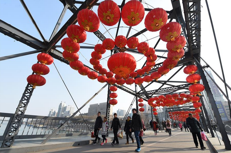 Red lanterns hung over century-old iron bridge to celebrate Spring Festival