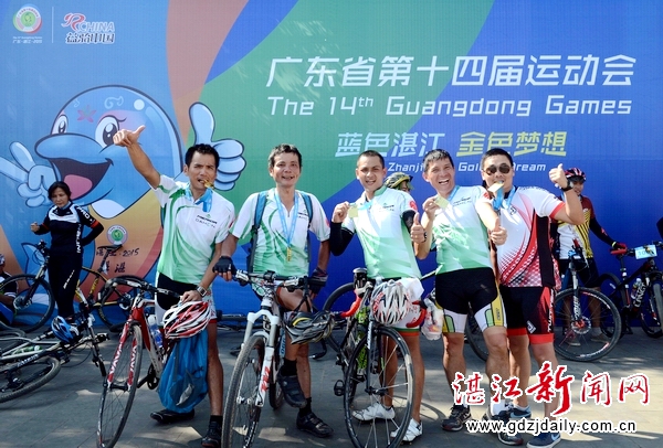 Thousands of cyclists ride for Provincial Games in Zhanjiang