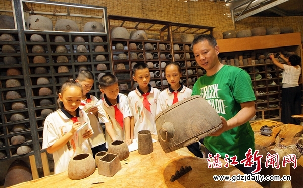 Collector promotes ancient town culture