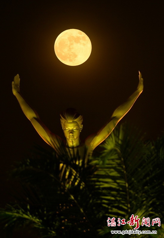 Super blood moon shines bright