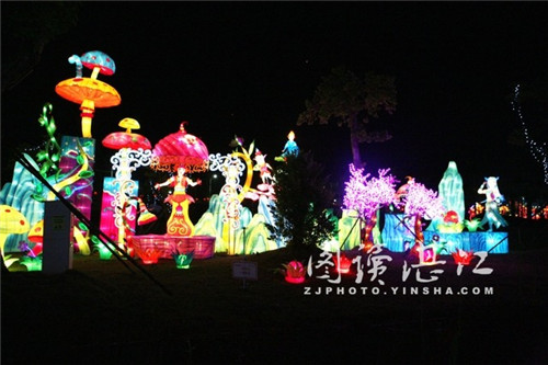 Large-scale lantern show draws focus in Zhanjiang